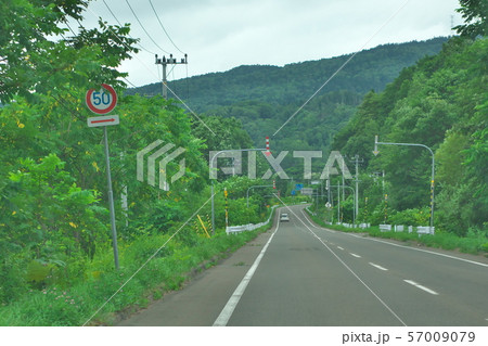 北海道の道路を走る車　 57009079