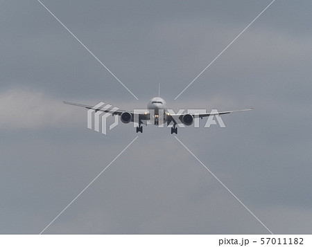 大阪国際空港に着陸するボーイング777 57011182