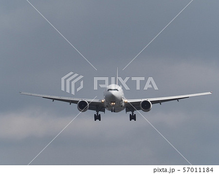大阪国際空港に着陸するボーイング777 大阪国際空港に着陸するボーイング777 57011184