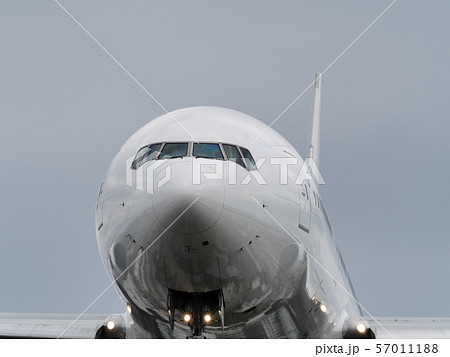 大阪国際空港に着陸するボーイング777 57011188