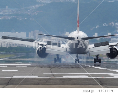 大阪国際空港に着陸するボーイング777 57011191