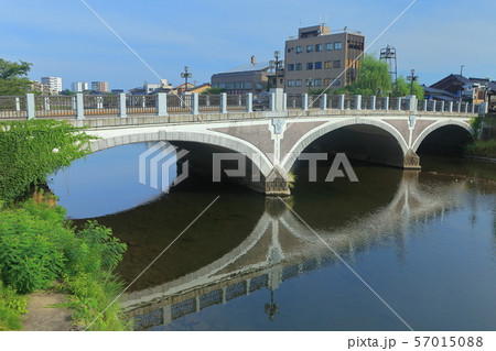 【石川県】晴天下の金沢　浅野川大橋 57015088