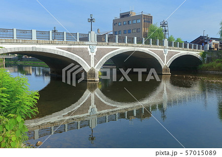 【石川県】晴天下の金沢　浅野川大橋 57015089
