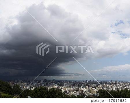 街の上に広がる黒い雲、暗雲(雲丸め) 街の上に広がる黒い雲、暗雲(雲丸め) 57015682
