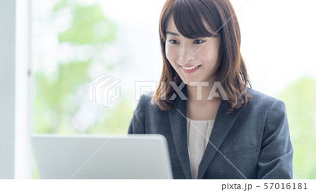 ビジネスウーマン デスクワーク ビジネスウーマン デスクワーク 57016181