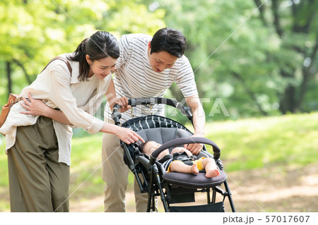 ベビーカー 赤ちゃん 家族 散歩 育児 子育て 公園の写真素材