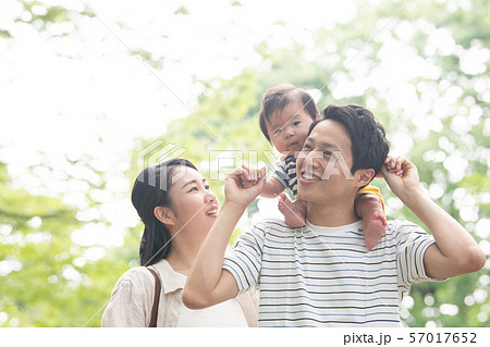 赤ちゃんと家族 子育て 育児 公園 初夏 肩車 赤ちゃんと家族 子育て 育児 公園 初夏 肩車 57017652