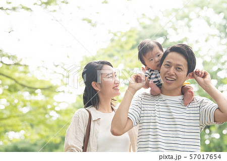 赤ちゃんと家族 子育て 育児 公園 初夏 肩車 赤ちゃんと家族 子育て 育児 公園 初夏 肩車 57017654