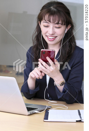 ビジネス　女性　働き方改革 57018220