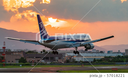 伊丹空港 飛行機の離着陸 57018221
