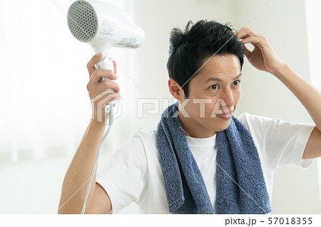 ドライヤーで髪を乾かす若い日本人男性 57018355