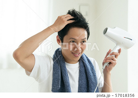 ドライヤーで髪を乾かす若い日本人男性 57018356