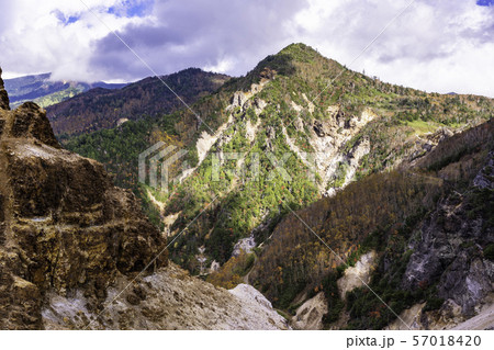 （群馬県）荒涼とした万座温泉の山並み　秋 57018420