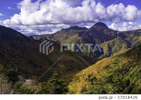 (群馬県)荒涼とした万座温泉の山並み 秋 (群馬県)荒涼とした万座温泉の山並み 秋 57018426