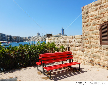 マルタ共和国スリーマ　インディペンデンスガーデンのベンチ 57018875
