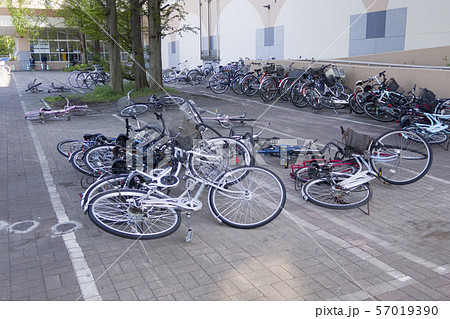 倒れた自転車 57019390