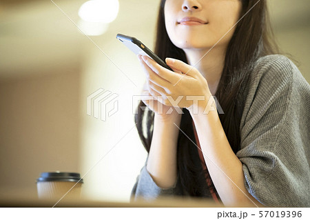 若い女性・スマートフォン・顔なし 57019396