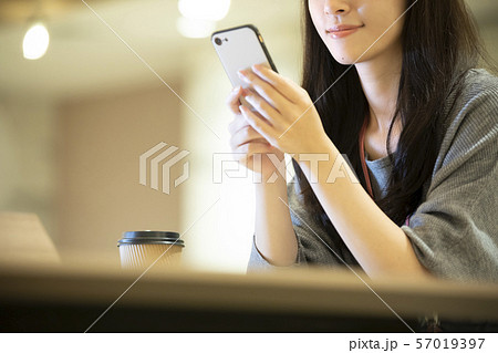 若い女性・スマートフォン・顔なし 若い女性・スマートフォン・顔なし 57019397