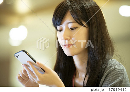 若い女性・暖色照明・オフィス 57019412