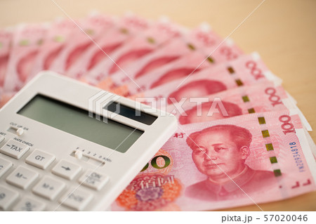 家計をイメージしたお金と電卓 57020046