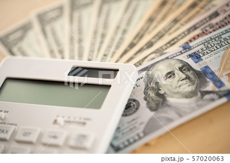 家計をイメージしたお金と電卓 家計をイメージしたお金と電卓 57020063