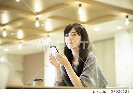 若い女性・暖色照明・オフィス 57020522