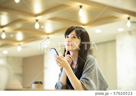 若い女性・暖色照明・オフィス 57020523