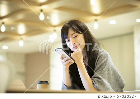 若い女性・暖色照明・オフィス 57020527