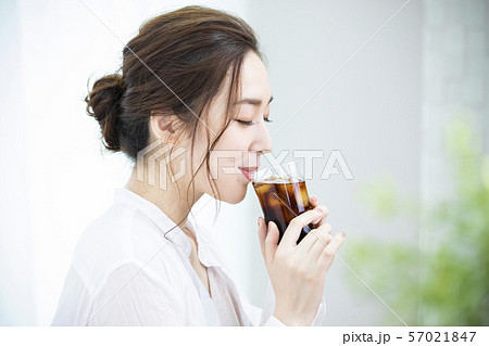 アイスコーヒーを飲む女性 57021847