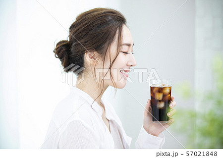 アイスコーヒーを飲む女性 57021848