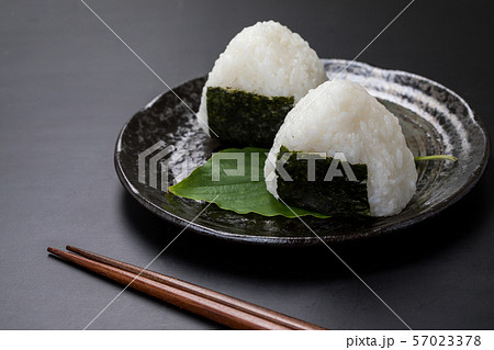 黒背景におにぎり高級感日本食コピースペース 57023378