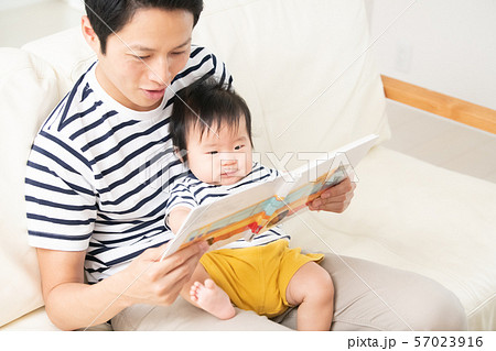 赤ちゃん 父親 絵本 読み聞かせ 子育て 育児 イクメン 育メン 赤ちゃん 父親 絵本 読み聞かせ 子育て 育児 イクメン 育メン 57023916