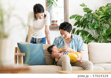 赤ちゃん　ミルク　哺乳瓶　授乳　家族　育児　抱っこ 57024329