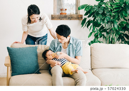 赤ちゃん　ミルク　哺乳瓶　授乳　家族　育児　抱っこ 57024330