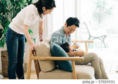 赤ちゃん　ミルク　哺乳瓶　授乳　家族　育児　抱っこ 57024331