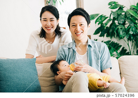 赤ちゃん ミルク 哺乳瓶 授乳 家族 育児 抱っこ 赤ちゃん ミルク 哺乳瓶 授乳 家族 育児 抱っこ 57024396