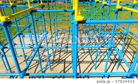 公園の遊具 57024433