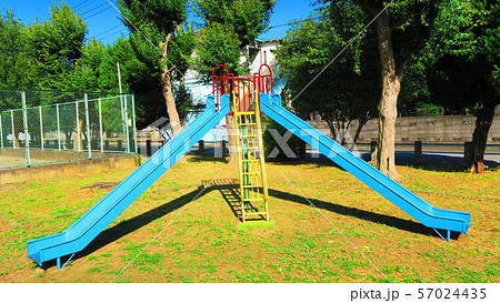 公園の遊具 57024435