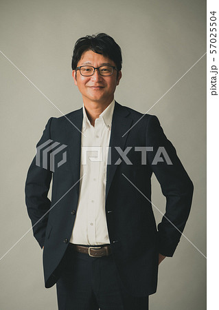 ミドルビジネスマン　中年　日本人男性　ポートレート 57025504