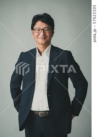 ミドルビジネスマン 中年 日本人男性 ポートレート ミドルビジネスマン 中年 日本人男性 ポートレート 57025505
