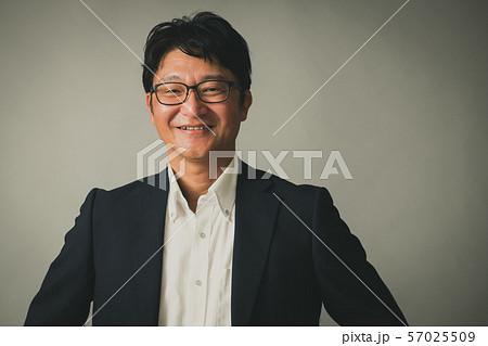 ミドルビジネスマン　中年　日本人男性　ポートレート 57025509
