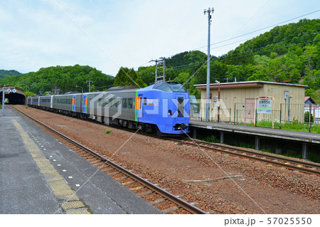 滝ノ上(たきのうえ)駅、列車交換停車するスーパーとかち 滝ノ上(たきのうえ)駅、列車交換停車するスーパーとかち 57025550