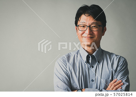 ミドルビジネスマン　中年　日本人男性　ポートレート 57025814