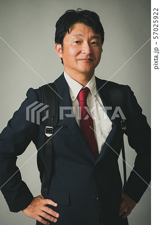 リュックを背負うミドルビジネスマン 日本人男性の写真素材