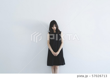 黒いワンピースの女性 57026713