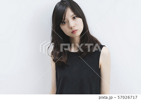 黒いワンピースの女性 黒いワンピースの女性 57026717