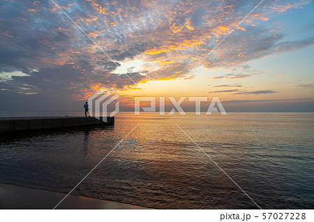 三重県津市町屋海岸の朝の風景 57027228
