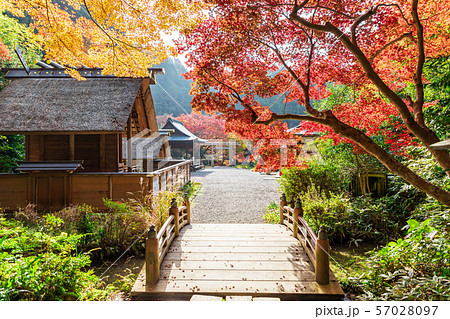 神橋と勾玉池 日向大神宮 57028097