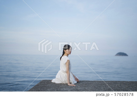 夕暮れの海の女性 57028578