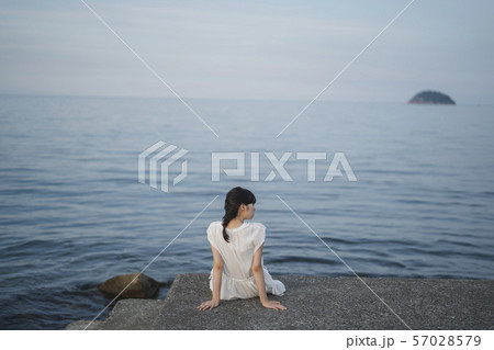 夕暮れの海の女性 夕暮れの海の女性 57028579